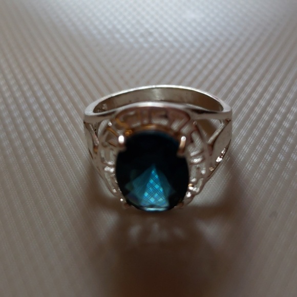 Pretty ,elegant Silver sterling ring new size 4 - Picture 2 of 4